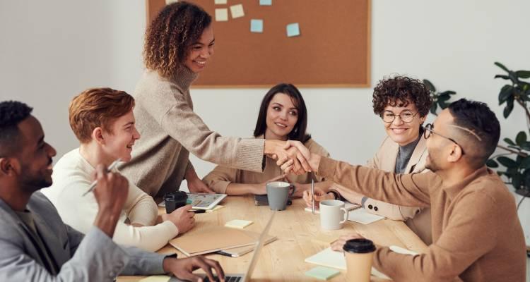 Intelligenza artificiale VS intelligenza emotiva: contano più le competenze o i sentimenti?