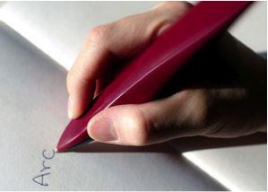 ARC, LA PENNA VIBRANTE CHE AIUTA I MALATI DI PARKINSON A SCRIVERE