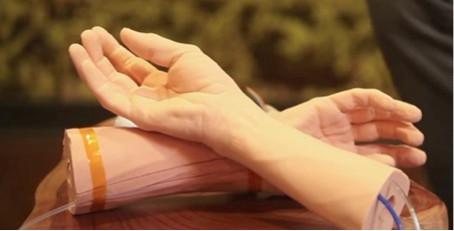 GOOGLE X LAB: CREA PELLE SINTETICA PER TESTARE IL BRACCIALE CHE RILEVA IL CANCRO