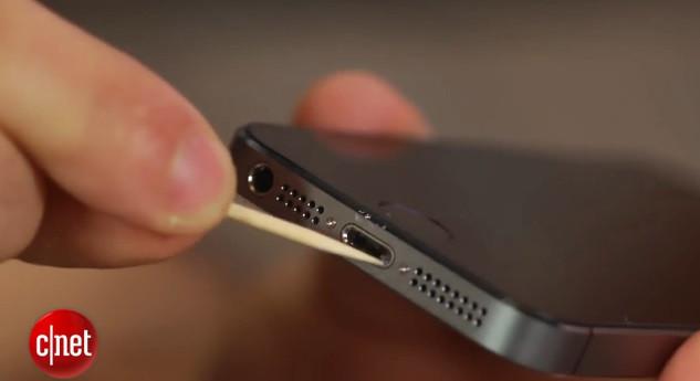COME RISOLVERE I PROBLEMI DELLA BATTERIA DELLO SMARTPHONE CON UNO STUZZICADENTI